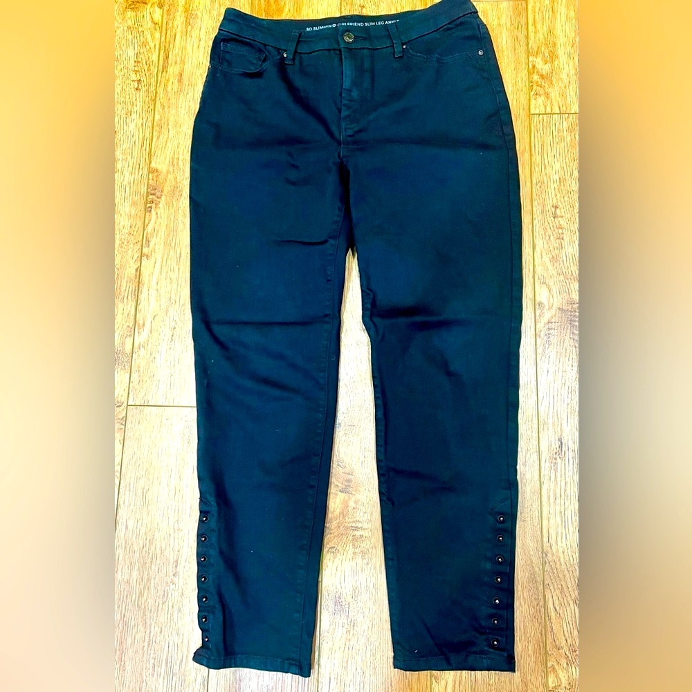 Chico’s So Slimming Girlfriend Slim Leg Ankle Black Pant. Size 0.5 (Misses 6)
